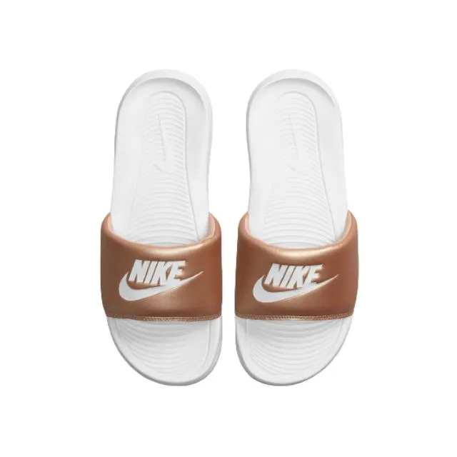 CN9677-900 W Nike Victori One Slide Bronze/White