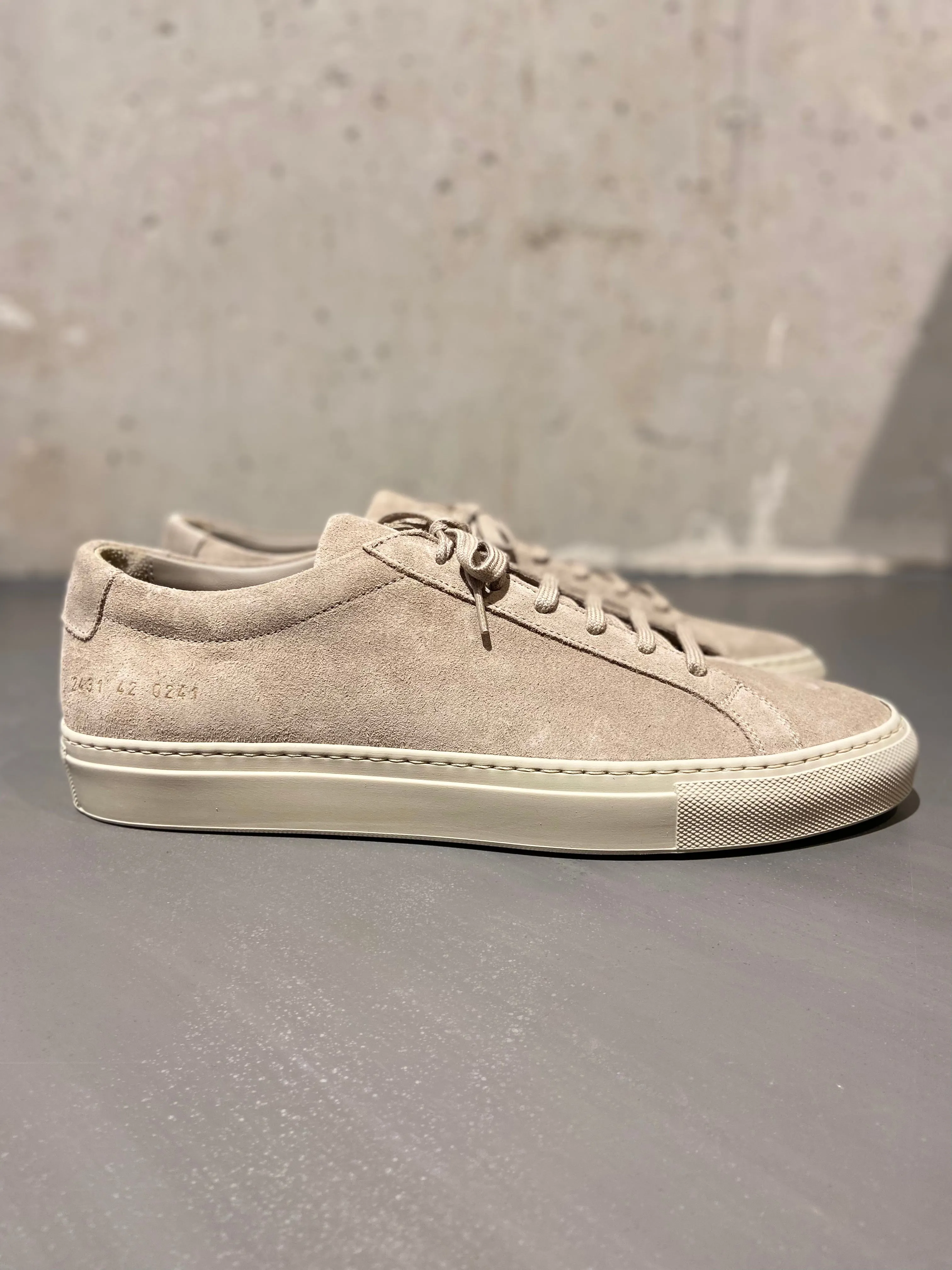 COMMON PROJECTS 2431 ACHILLES SUEDE TAUPE