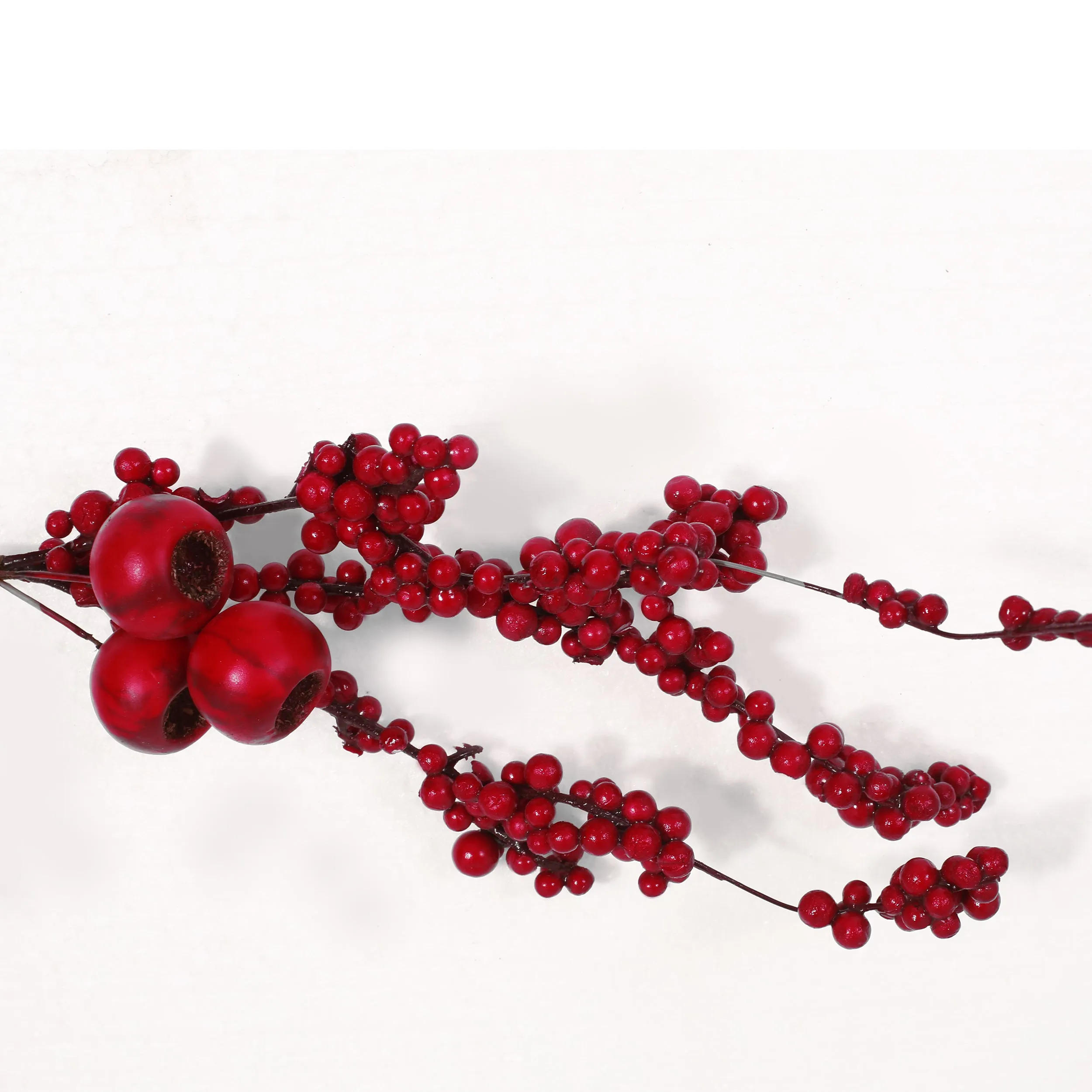 Geddes 4.5-foot Mixed Berry Artificial Garland, Red